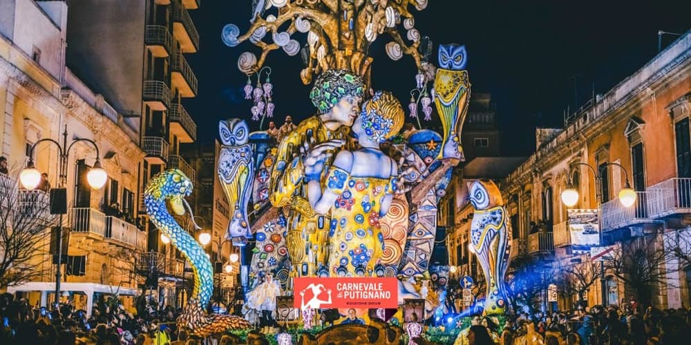 I giganti di carta: i carri di cartapesta di Putignano 